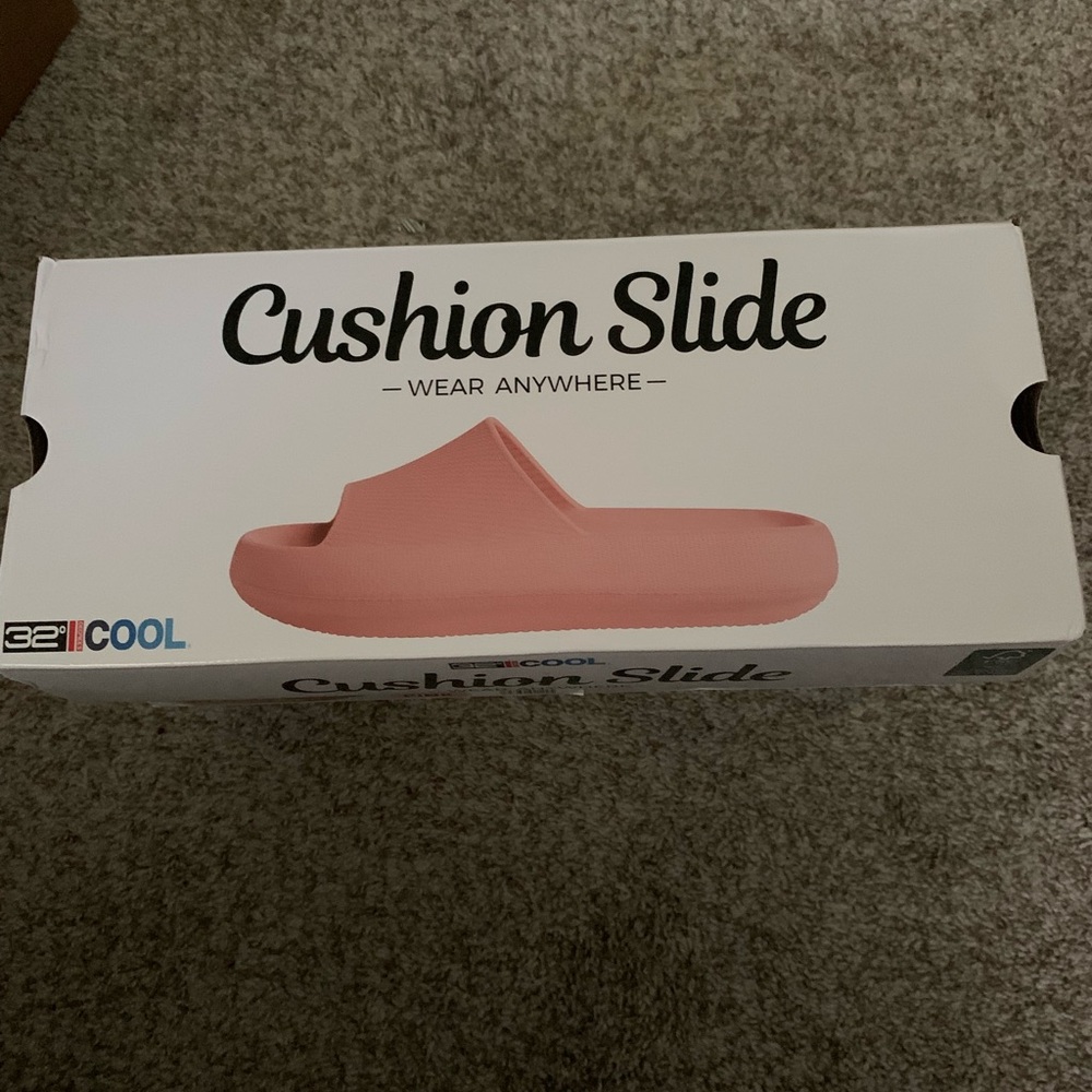 New32DegreesCoolUnisexPinkSlides.Women's11-12/Men's9-10.